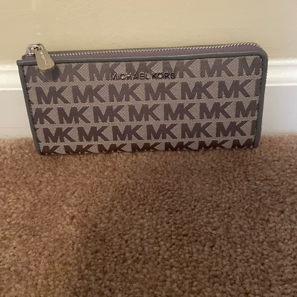 NWT Michael Kors jet set large three quarter zip wallet grey monogram